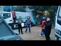 Os clientes visitam a fábrica para testar o caminhão de lixo comprimido